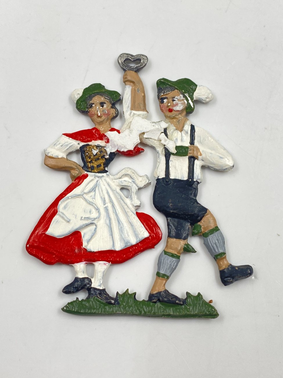 HN0478-interjero-ir-apdailos-prekes-4 “Kühn Zinn” alaviniai liejiniai – dekoracijos, vaizduojantys vokišką tradicinę šventę 5 vnt. komplektas 0,2×5,5×6 cm