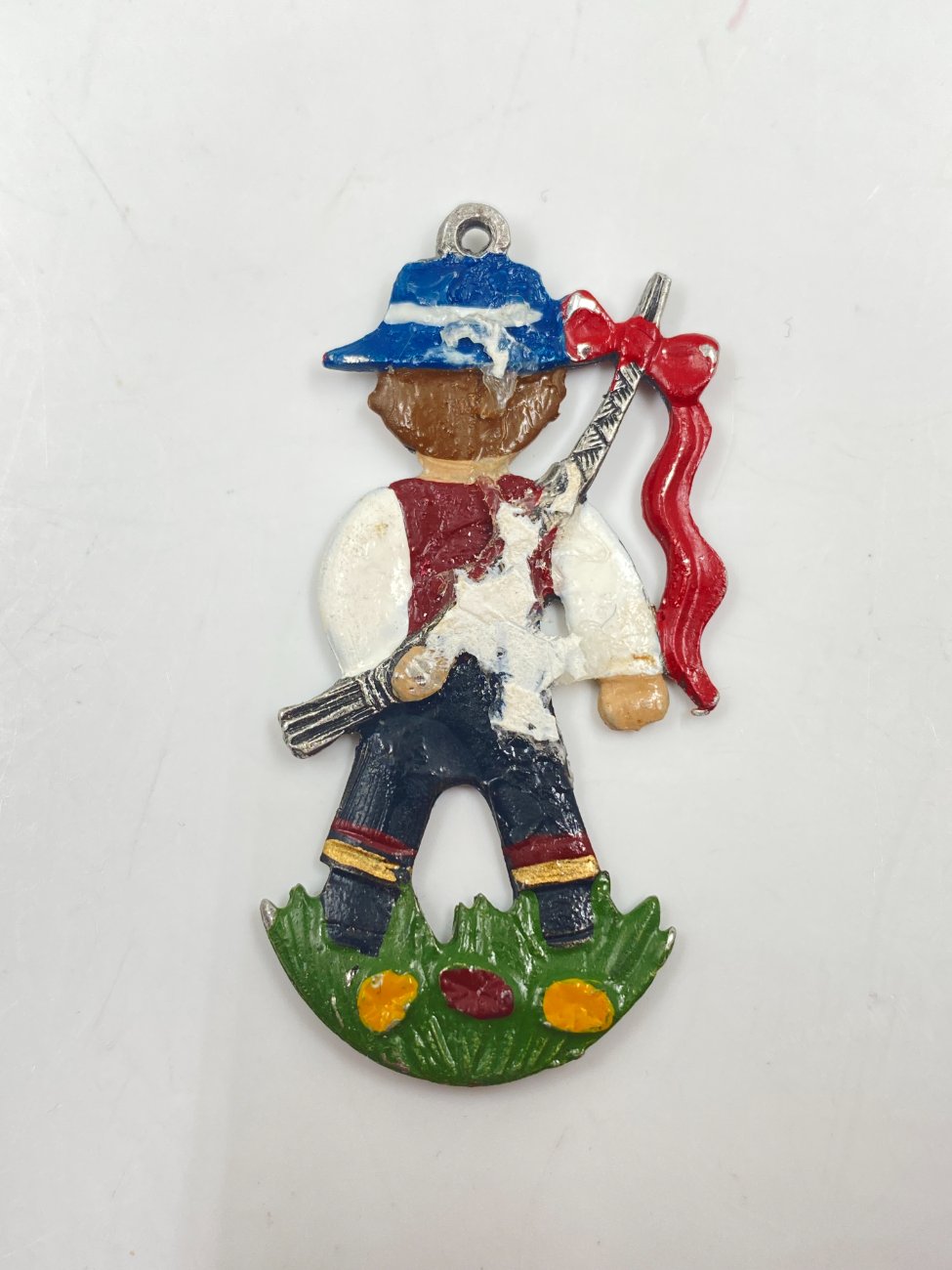 HN0478-interjero-ir-apdailos-prekes-6 “Kühn Zinn” alaviniai liejiniai – dekoracijos, vaizduojantys vokišką tradicinę šventę 5 vnt. komplektas 0,2×5,5×6 cm