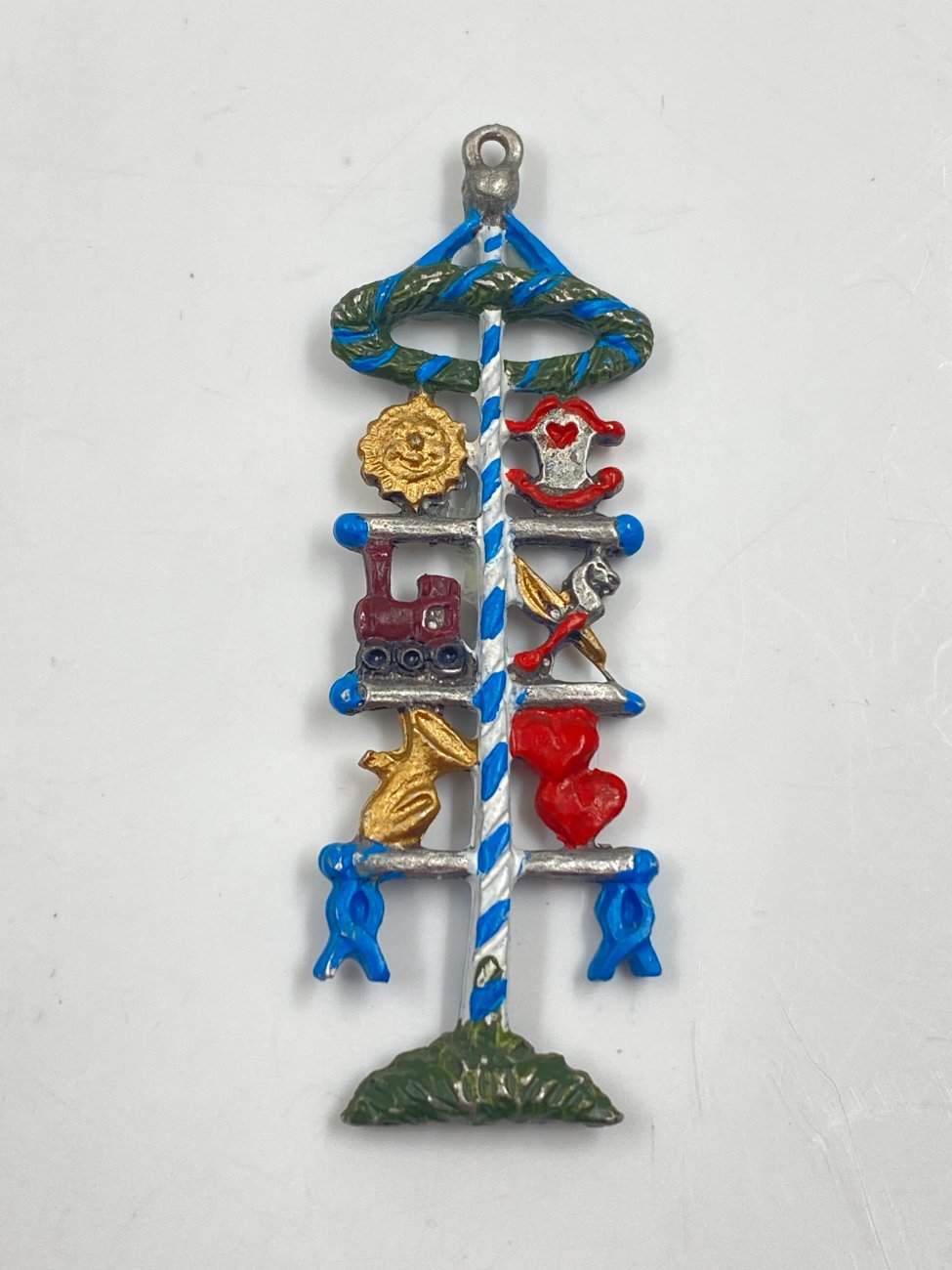 HN0478-interjero-ir-apdailos-prekes-9 “Kühn Zinn” alaviniai liejiniai – dekoracijos, vaizduojantys vokišką tradicinę šventę 5 vnt. komplektas 0,2×5,5×6 cm