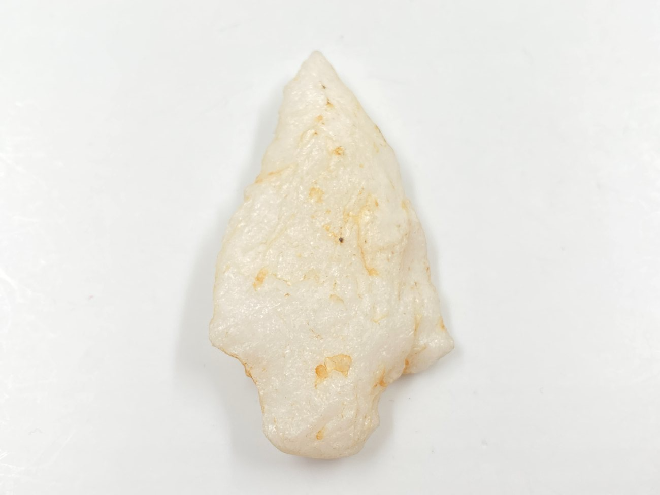 HN0482-ginklu-dalys-2 Strėlės antgalis iš akmens 1,5×3,5×6 cm