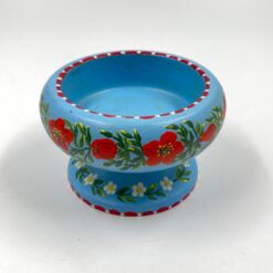 Medinis dubuo ant kojelės – saldaininė, tapytas gėlėmis 13,5×13,5×8,5 cm