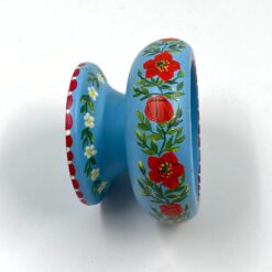 Medinis dubuo ant kojelės – saldaininė, tapytas gėlėmis 13,5×13,5×8,5 cm