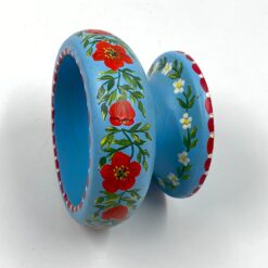 Medinis dubuo ant kojelės – saldaininė, tapytas gėlėmis 13,5×13,5×8,5 cm