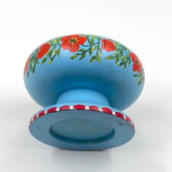 Medinis dubuo ant kojelės – saldaininė, tapytas gėlėmis 13,5×13,5×8,5 cm