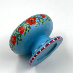 Medinis dubuo ant kojelės – saldaininė, tapytas gėlėmis 13,5×13,5×8,5 cm