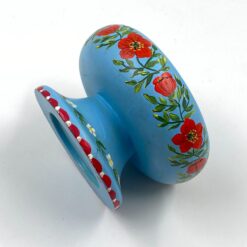 Medinis dubuo ant kojelės – saldaininė, tapytas gėlėmis 13,5×13,5×8,5 cm