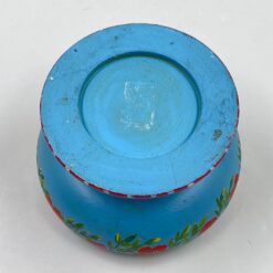 Medinis dubuo ant kojelės – saldaininė, tapytas gėlėmis 13,5×13,5×8,5 cm