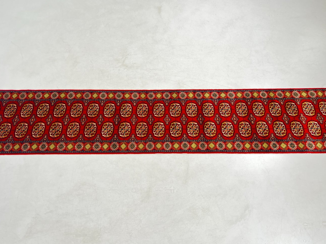 HN0558-kilimai-3 Vilnonis gamyklinis kiliminis takas “Bukhara” 446x66x0,5 cm