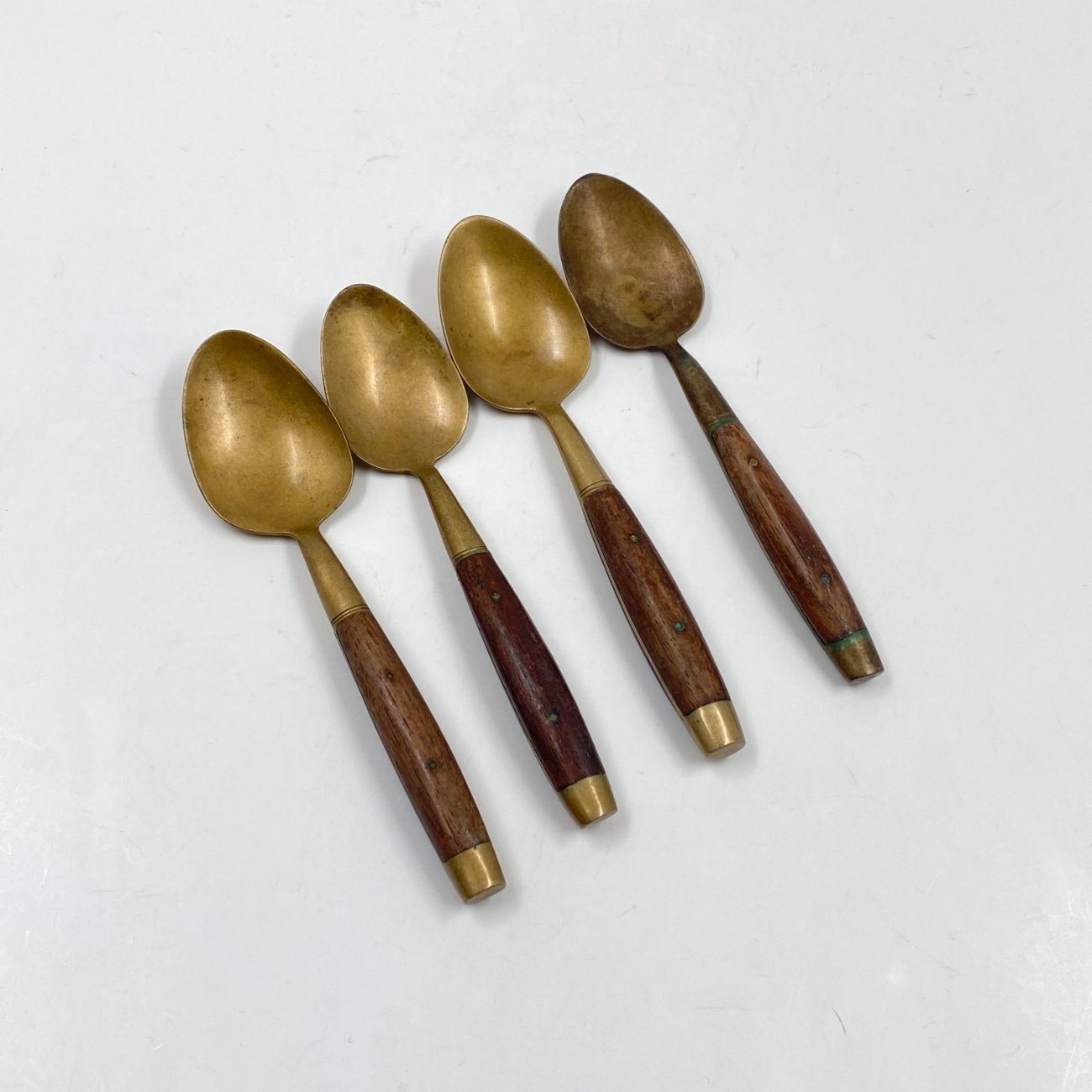 HN0575-stalo-irankiai-0 Žalvariniai arbatiniai šaukšteliai medinėmis rankenomis 4 vnt. komplektas 3×13,5×1,5 cm