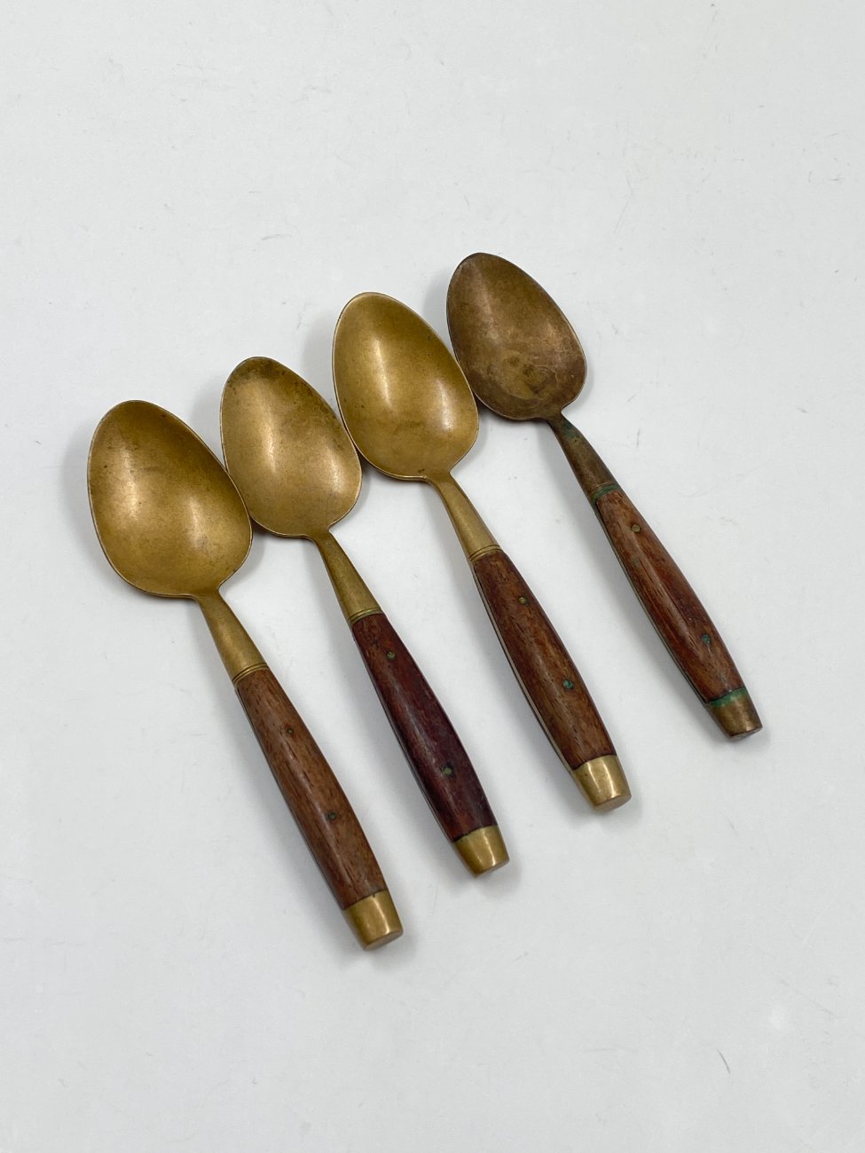 HN0575-stalo-irankiai-1 Žalvariniai arbatiniai šaukšteliai medinėmis rankenomis 4 vnt. komplektas 3×13,5×1,5 cm