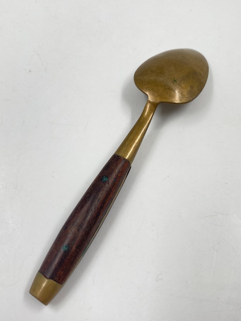 HN0575-stalo-irankiai-10 Žalvariniai arbatiniai šaukšteliai medinėmis rankenomis 4 vnt. komplektas 3×13,5×1,5 cm