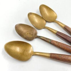 Žalvariniai arbatiniai šaukšteliai medinėmis rankenomis 4 vnt. komplektas 3×13,5×1,5 cm