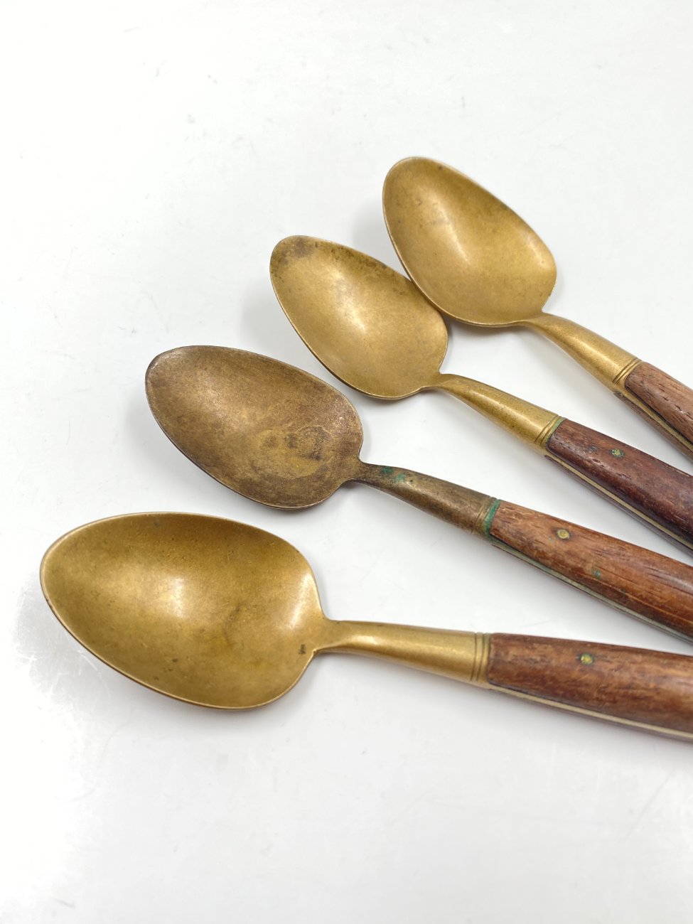 HN0575-stalo-irankiai-11 Žalvariniai arbatiniai šaukšteliai medinėmis rankenomis 4 vnt. komplektas 3×13,5×1,5 cm