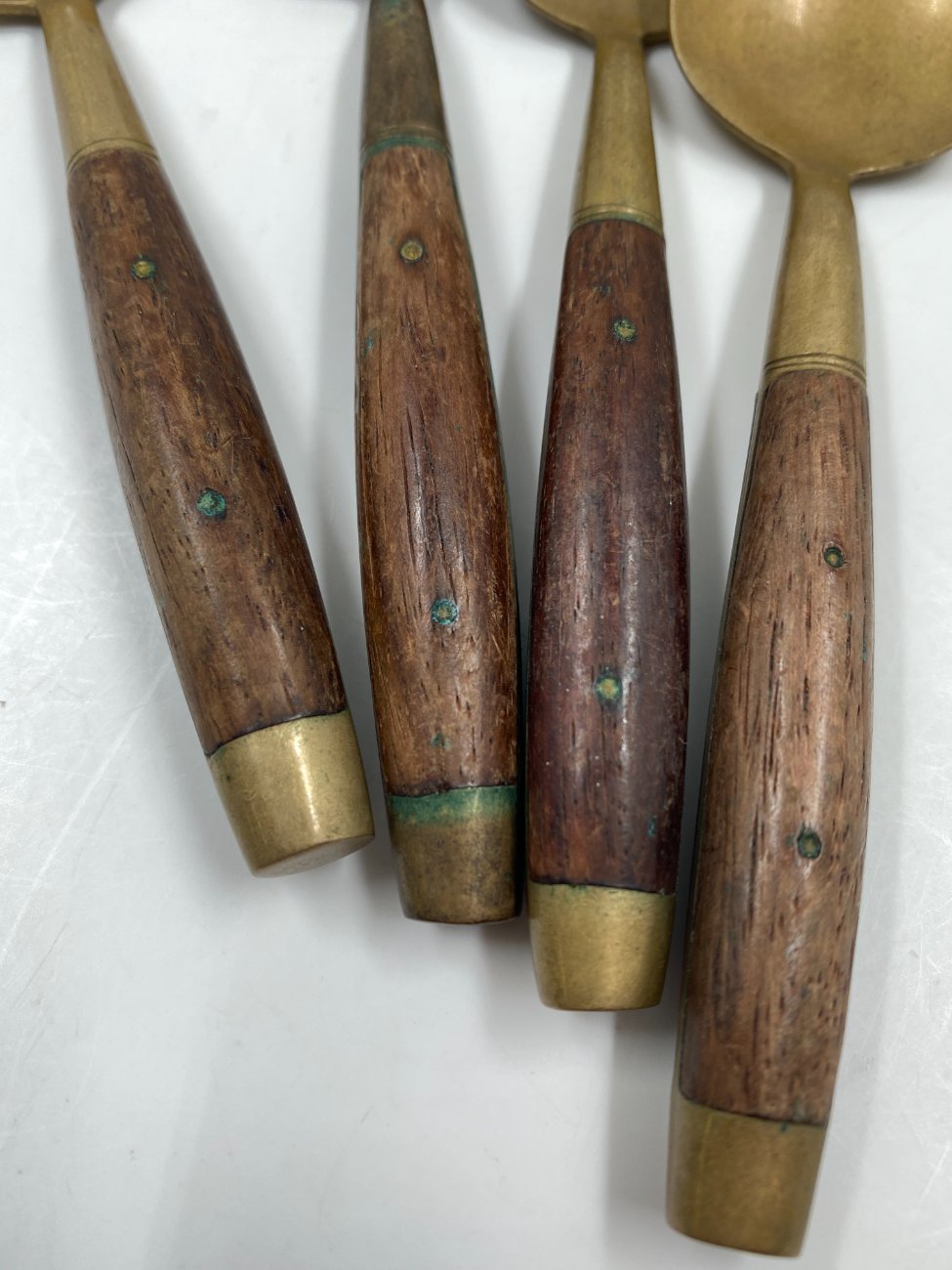 HN0575-stalo-irankiai-12 Žalvariniai arbatiniai šaukšteliai medinėmis rankenomis 4 vnt. komplektas 3×13,5×1,5 cm