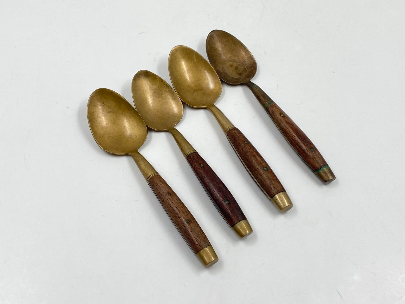 HN0575-stalo-irankiai-2 Žalvariniai arbatiniai šaukšteliai medinėmis rankenomis 4 vnt. komplektas 3×13,5×1,5 cm