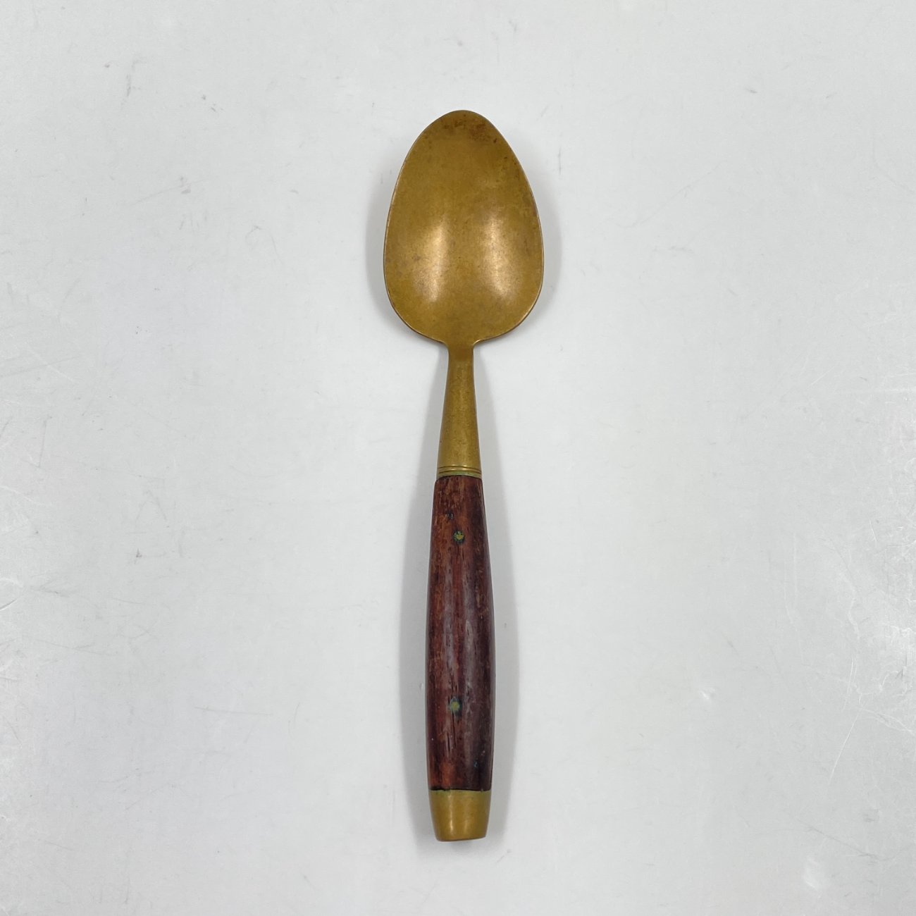 HN0575-stalo-irankiai-3 Žalvariniai arbatiniai šaukšteliai medinėmis rankenomis 4 vnt. komplektas 3×13,5×1,5 cm