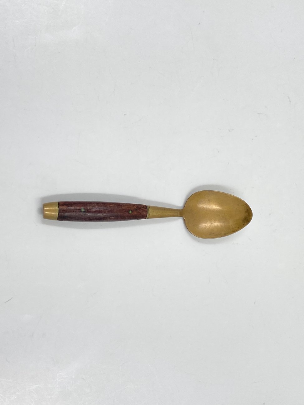 HN0575-stalo-irankiai-5 Žalvariniai arbatiniai šaukšteliai medinėmis rankenomis 4 vnt. komplektas 3×13,5×1,5 cm