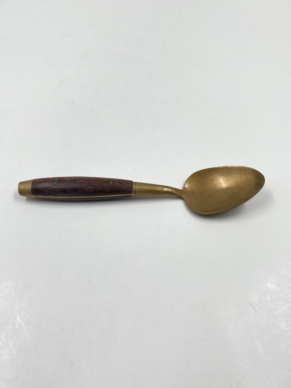 HN0575-stalo-irankiai-7 Žalvariniai arbatiniai šaukšteliai medinėmis rankenomis 4 vnt. komplektas 3×13,5×1,5 cm