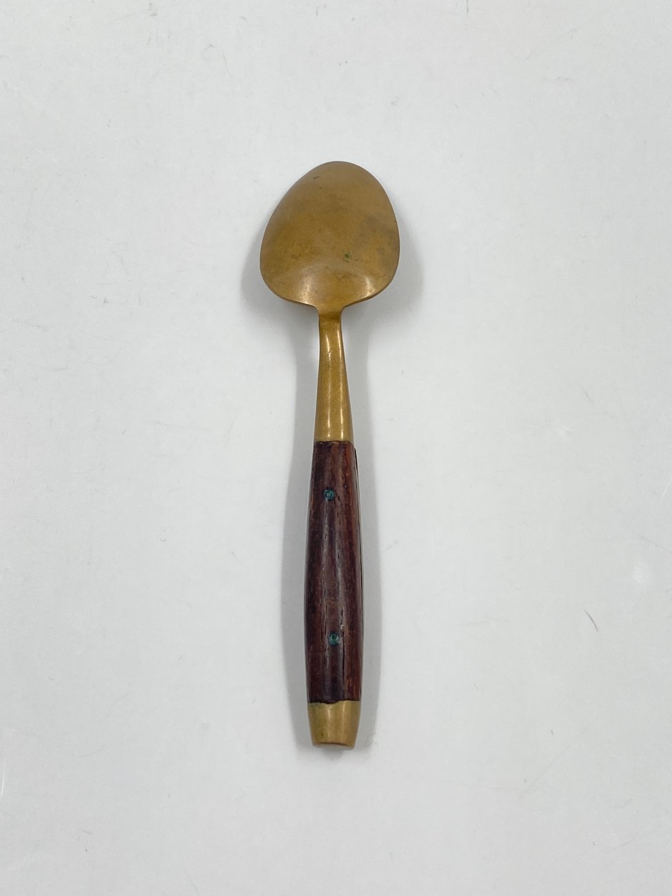 HN0575-stalo-irankiai-8 Žalvariniai arbatiniai šaukšteliai medinėmis rankenomis 4 vnt. komplektas 3×13,5×1,5 cm