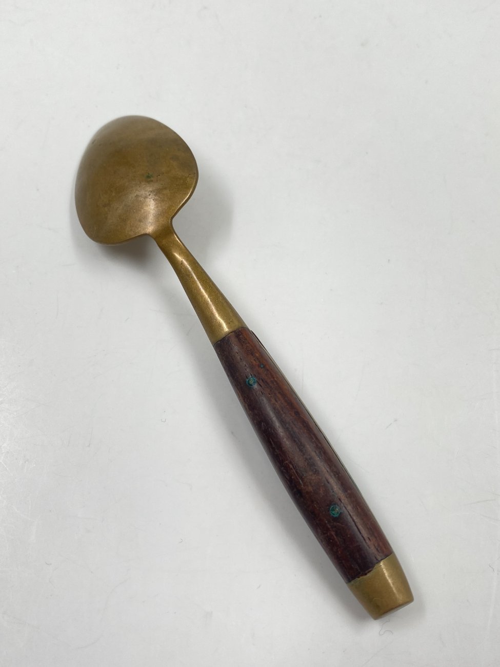 HN0575-stalo-irankiai-9 Žalvariniai arbatiniai šaukšteliai medinėmis rankenomis 4 vnt. komplektas 3×13,5×1,5 cm