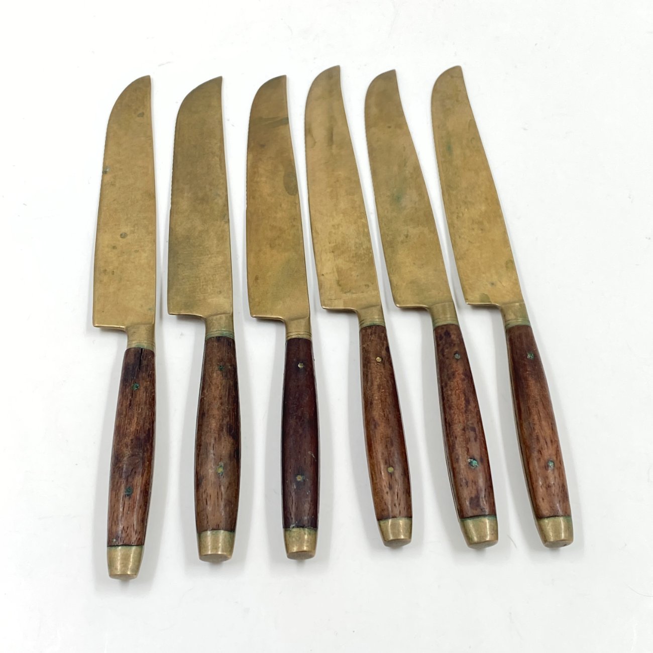 HN0581-stalo-irankiai-0 Žalvariniai peiliai medinėmis rankenomis 6 vnt. komplektas 19,5×1,5×2 cm