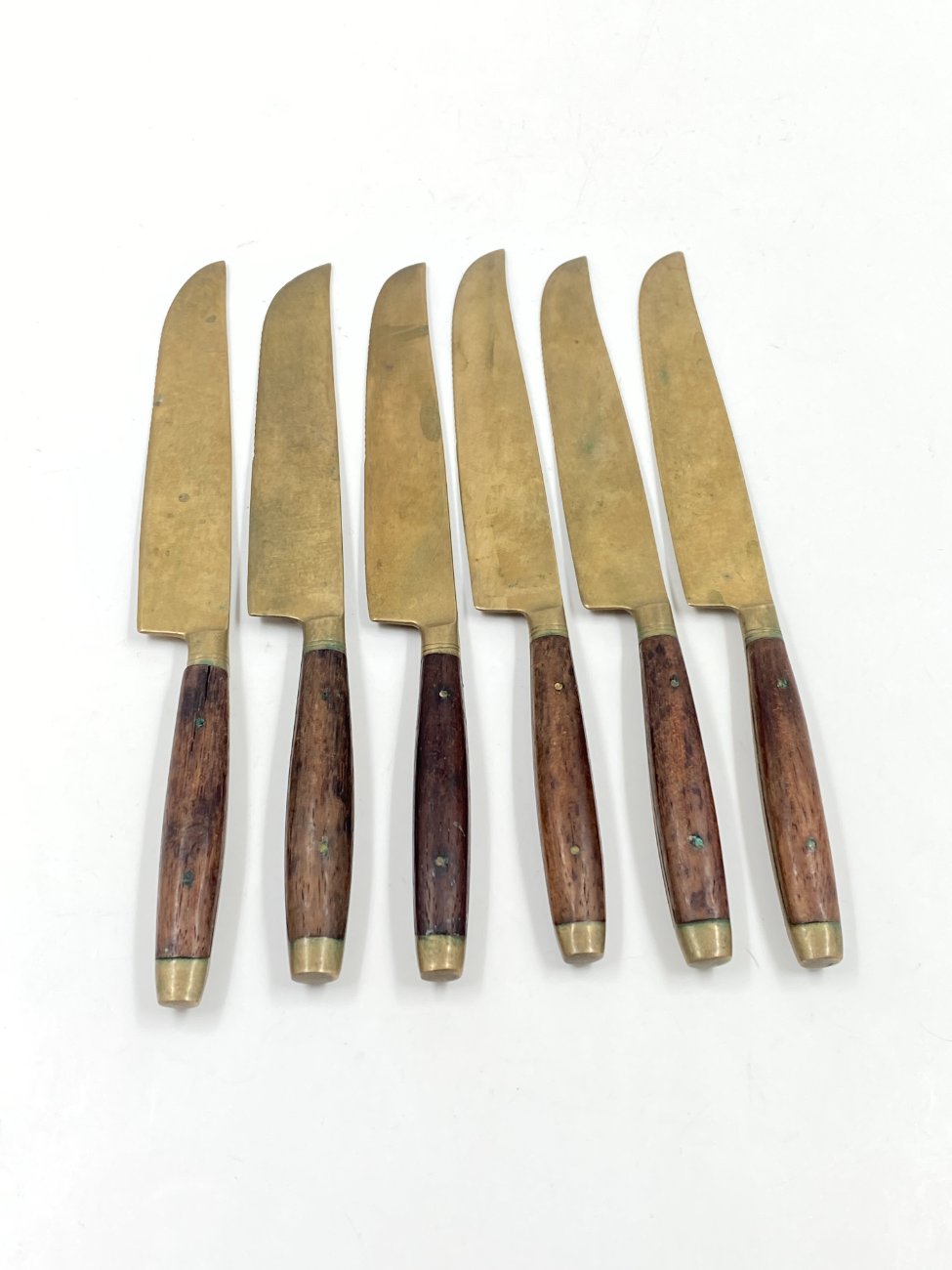 HN0581-stalo-irankiai-1 Žalvariniai peiliai medinėmis rankenomis 6 vnt. komplektas 19,5×1,5×2 cm