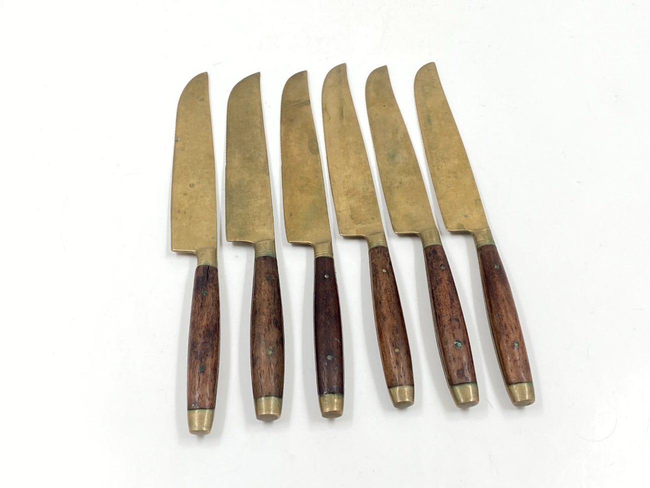 HN0581-stalo-irankiai-2 Žalvariniai peiliai medinėmis rankenomis 6 vnt. komplektas 19,5×1,5×2 cm