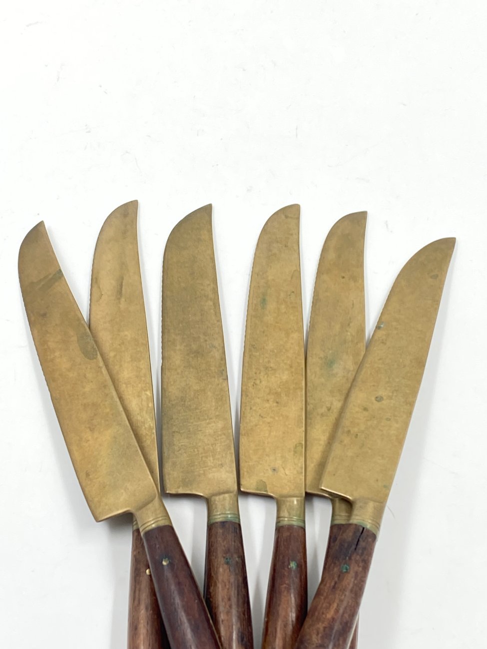 HN0581-stalo-irankiai-7 Žalvariniai peiliai medinėmis rankenomis 6 vnt. komplektas 19,5×1,5×2 cm