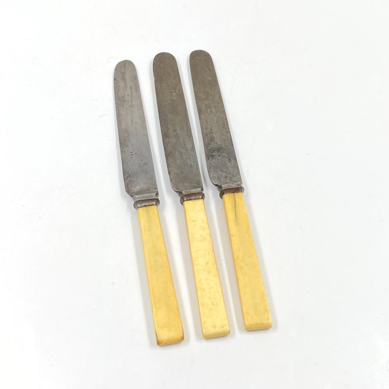 HN0586-stalo-irankiai-0 “J. & R. Dodge Sheffield” peiliai plastikinėmis rankenomis 3 vnt. komplektas 21x1x2 cm