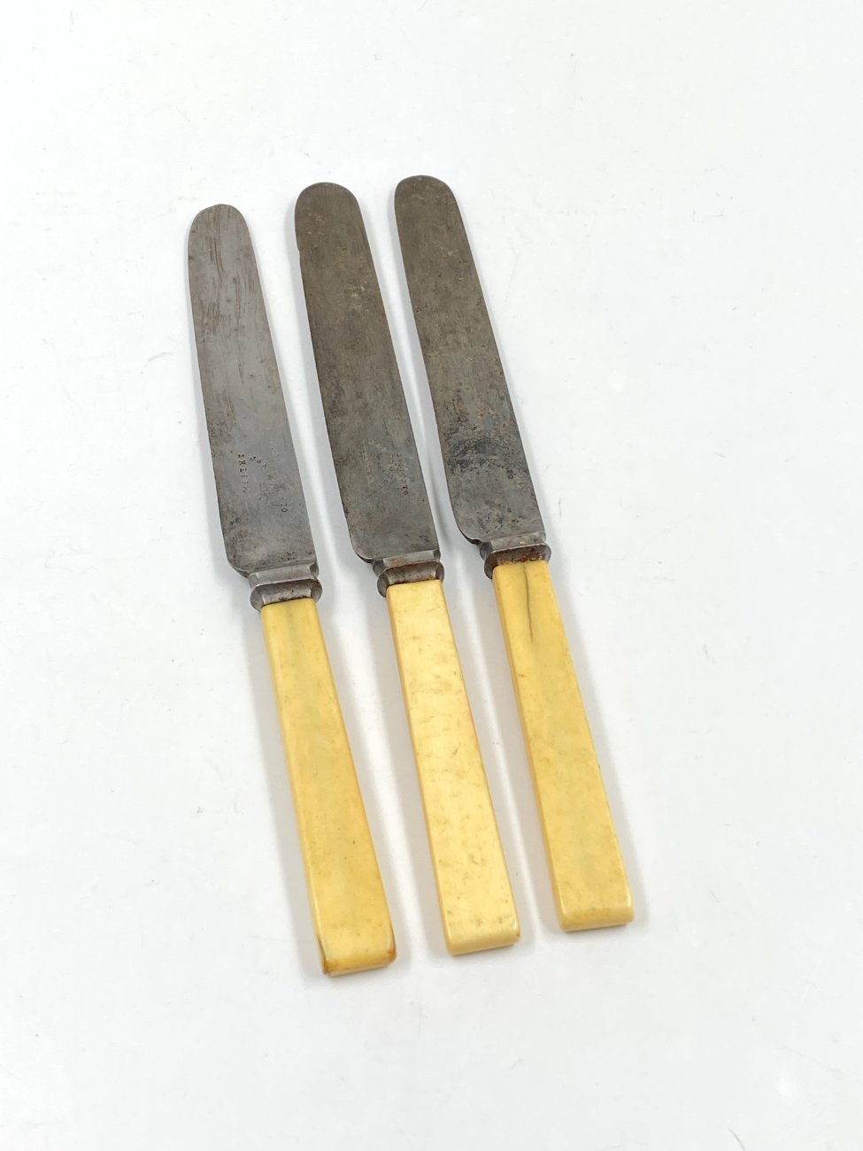 HN0586-stalo-irankiai-1 “J. & R. Dodge Sheffield” peiliai plastikinėmis rankenomis 3 vnt. komplektas 21x1x2 cm