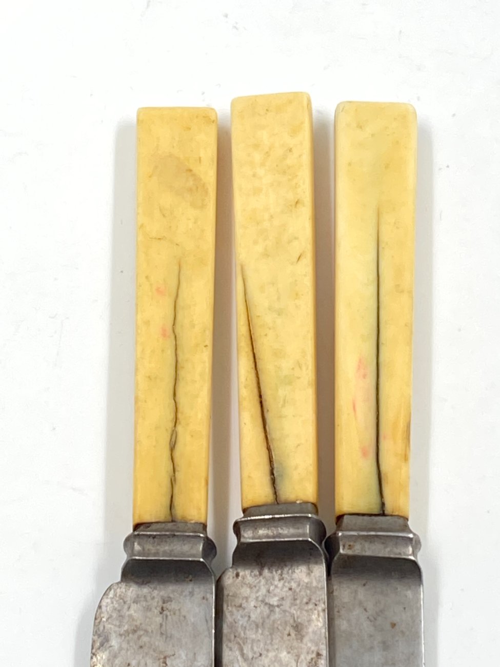 HN0586-stalo-irankiai-8 “J. & R. Dodge Sheffield” peiliai plastikinėmis rankenomis 3 vnt. komplektas 21x1x2 cm