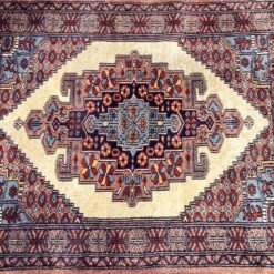 Vilnonis rankų darbo kilimas “Senneh” 126x79x0,4 cm