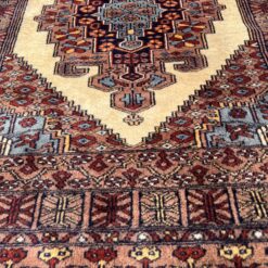 Vilnonis rankų darbo kilimas “Senneh” 126x79x0,4 cm