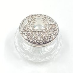 Krištolinis “Brierley” indas sidabriniu dangčiu su veidrodžiu 11x11x7 cm