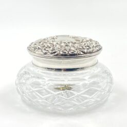 Krištolinis “Brierley” indas sidabriniu dangčiu su veidrodžiu 11x11x7 cm