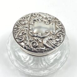 Krištolinis “Brierley” indas sidabriniu dangčiu su veidrodžiu 11x11x7 cm