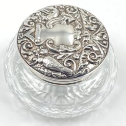 Krištolinis “Brierley” indas sidabriniu dangčiu su veidrodžiu 11x11x7 cm