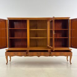 Ilga ąžuolinė komoda su centrinėmis stiklinėmis durimis 47x220x154 cm