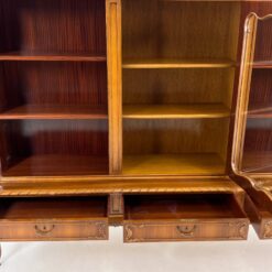 Ilga ąžuolinė komoda su centrinėmis stiklinėmis durimis 47x220x154 cm