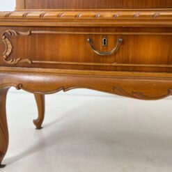 Ilga ąžuolinė komoda su centrinėmis stiklinėmis durimis 47x220x154 cm