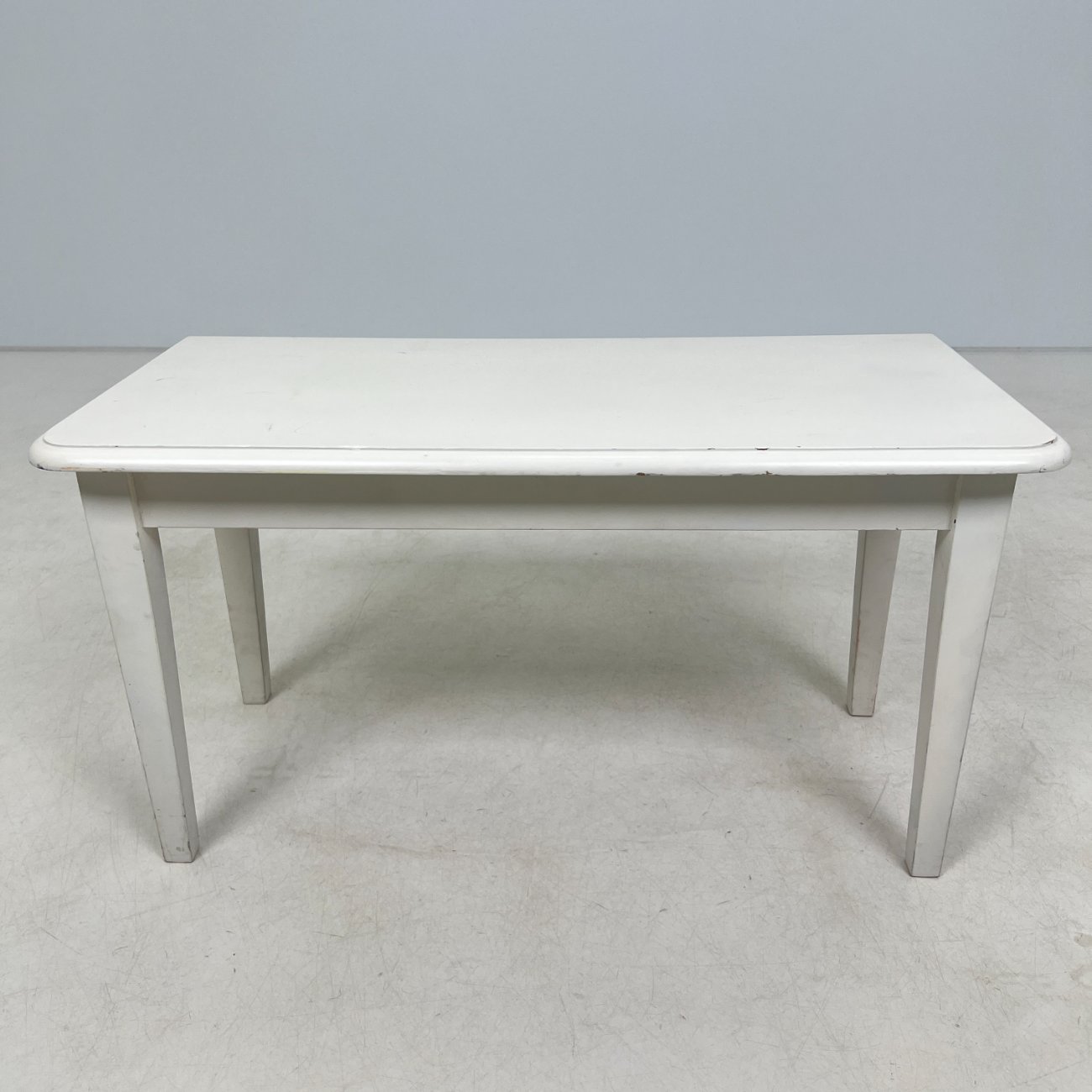 HN0628-stalai-0 Žema baltos spalvos konsolė 43×90,5×47 cm