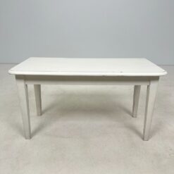 Žema baltos spalvos konsolė 43×90,5×47 cm