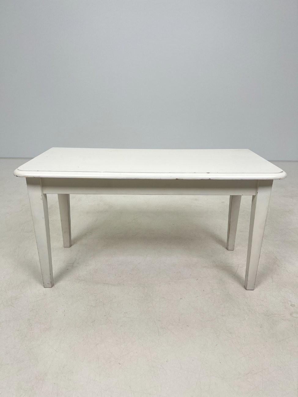 HN0628-stalai-1 Žema baltos spalvos konsolė 43×90,5×47 cm