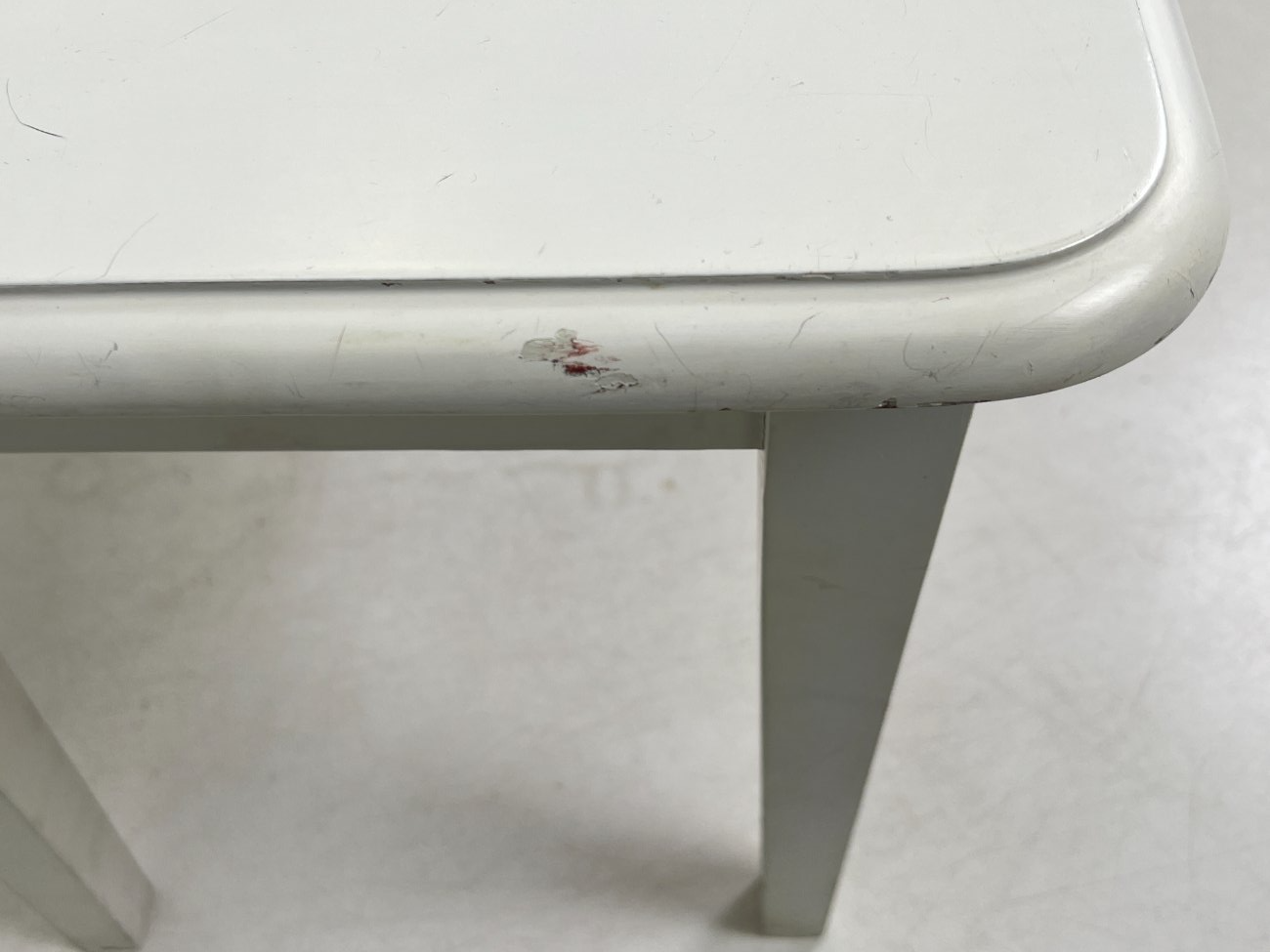 HN0628-stalai-10 Žema baltos spalvos konsolė 43×90,5×47 cm