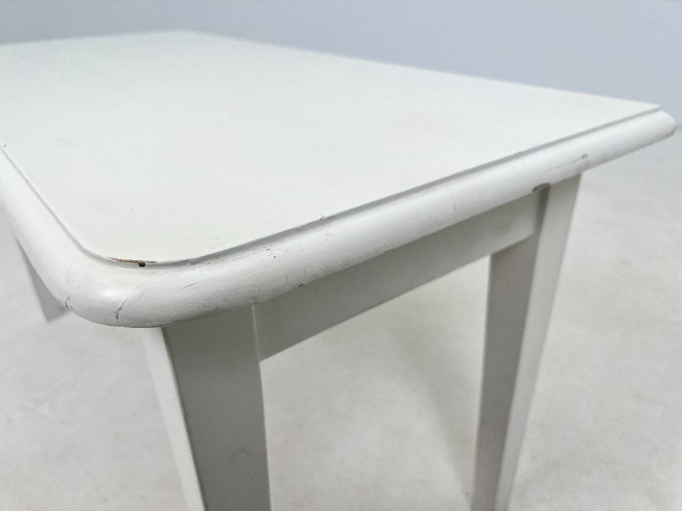 HN0628-stalai-12 Žema baltos spalvos konsolė 43×90,5×47 cm