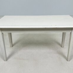 Žema baltos spalvos konsolė 43×90,5×47 cm