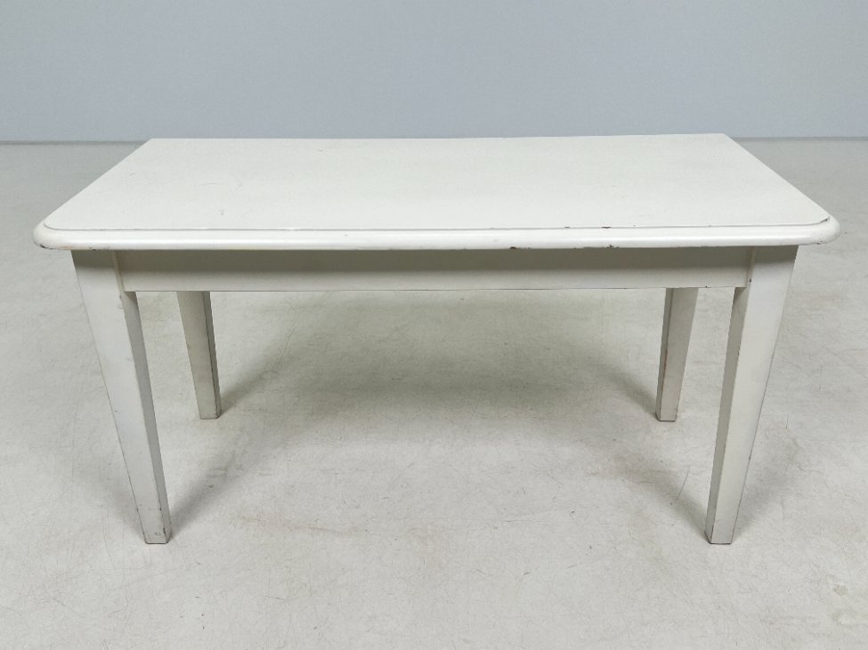 HN0628-stalai-2 Žema baltos spalvos konsolė 43×90,5×47 cm