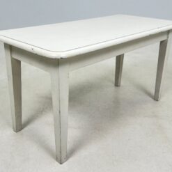 Žema baltos spalvos konsolė 43×90,5×47 cm