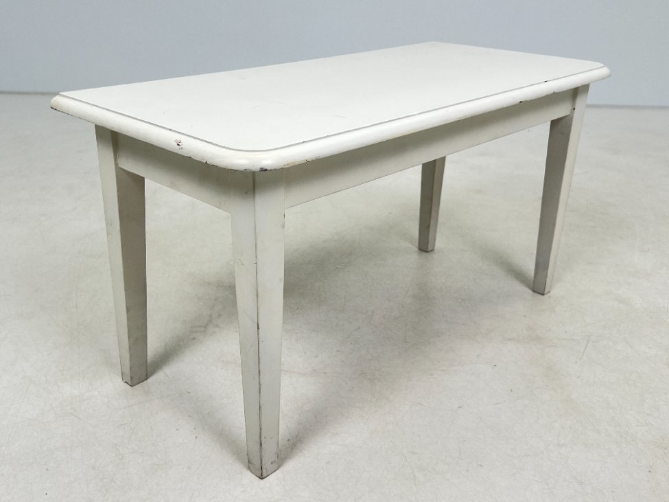 HN0628-stalai-3 Žema baltos spalvos konsolė 43×90,5×47 cm