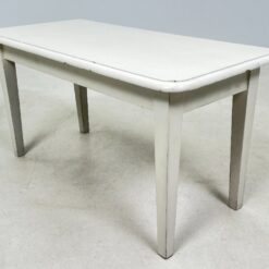 Žema baltos spalvos konsolė 43×90,5×47 cm